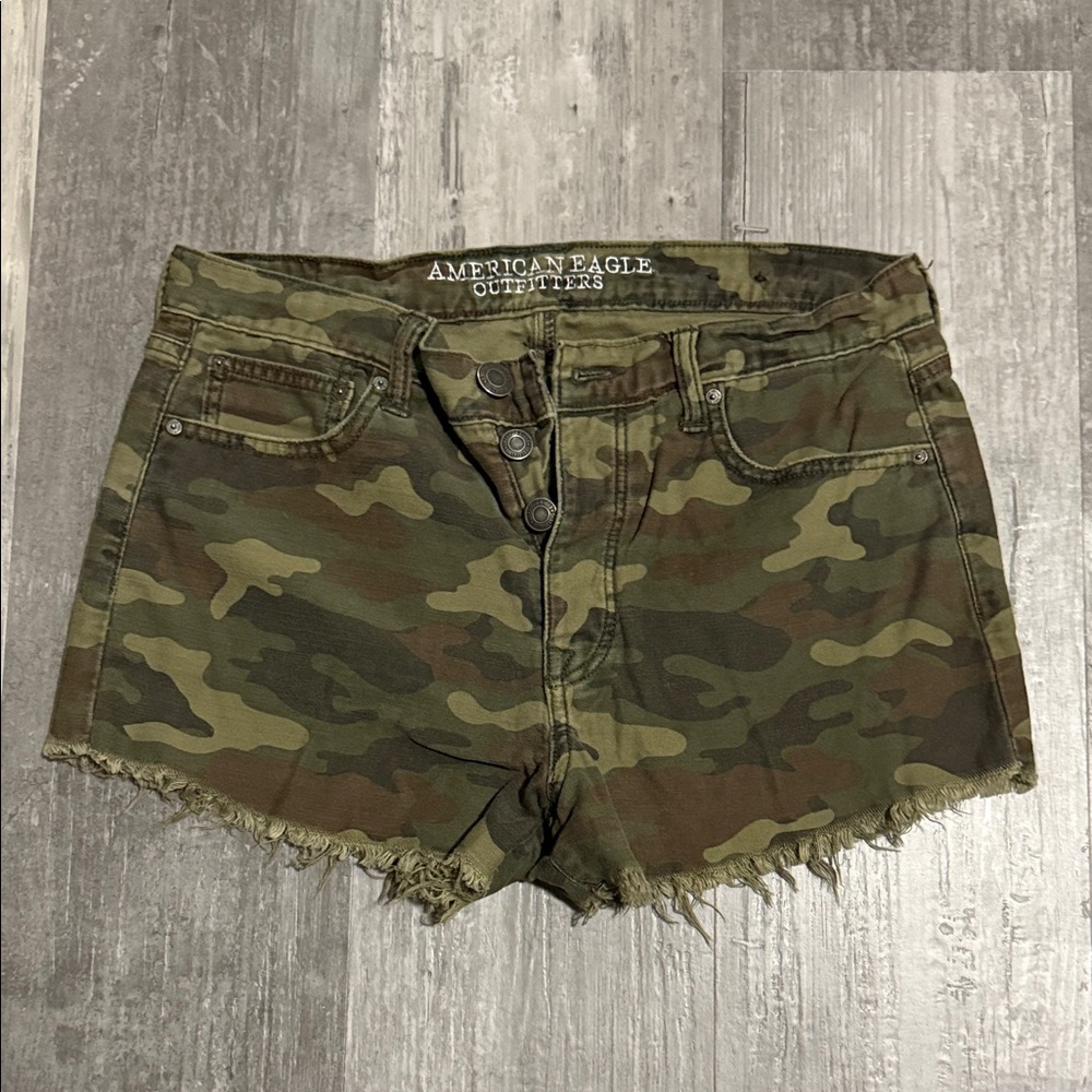 American Eagle Camo High Rise Feastival Shorts Button Up Fly Frayed Size 8